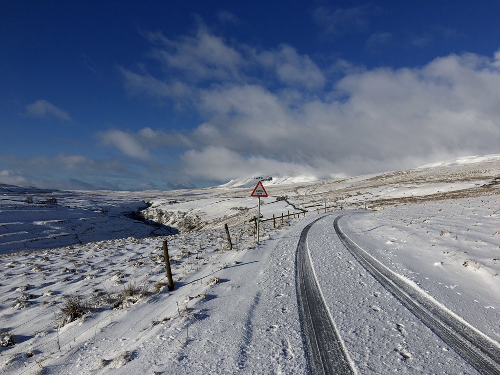 ParkBottom's tweet photo. Another winter wonderland #snow morning in #Littondale #YorkshireDales #stunning #Ronnie the #border #collie loves the #snow https://t.co/QLY2kEeU5T