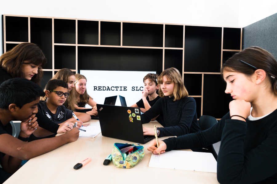 De PISA-resultaten spreken boekdelen: voor het eerst vallen de Vlaamse vijftienjarigen voor leesvaardigheid uit de top tien van de OESO-landen. De behoefte aan hoogstaand leesvoer is groot. Ons 10 Voor Taal-programma zet het Nederlands in de spotlights.

sintlievenscollege.be/onze-school/ta…