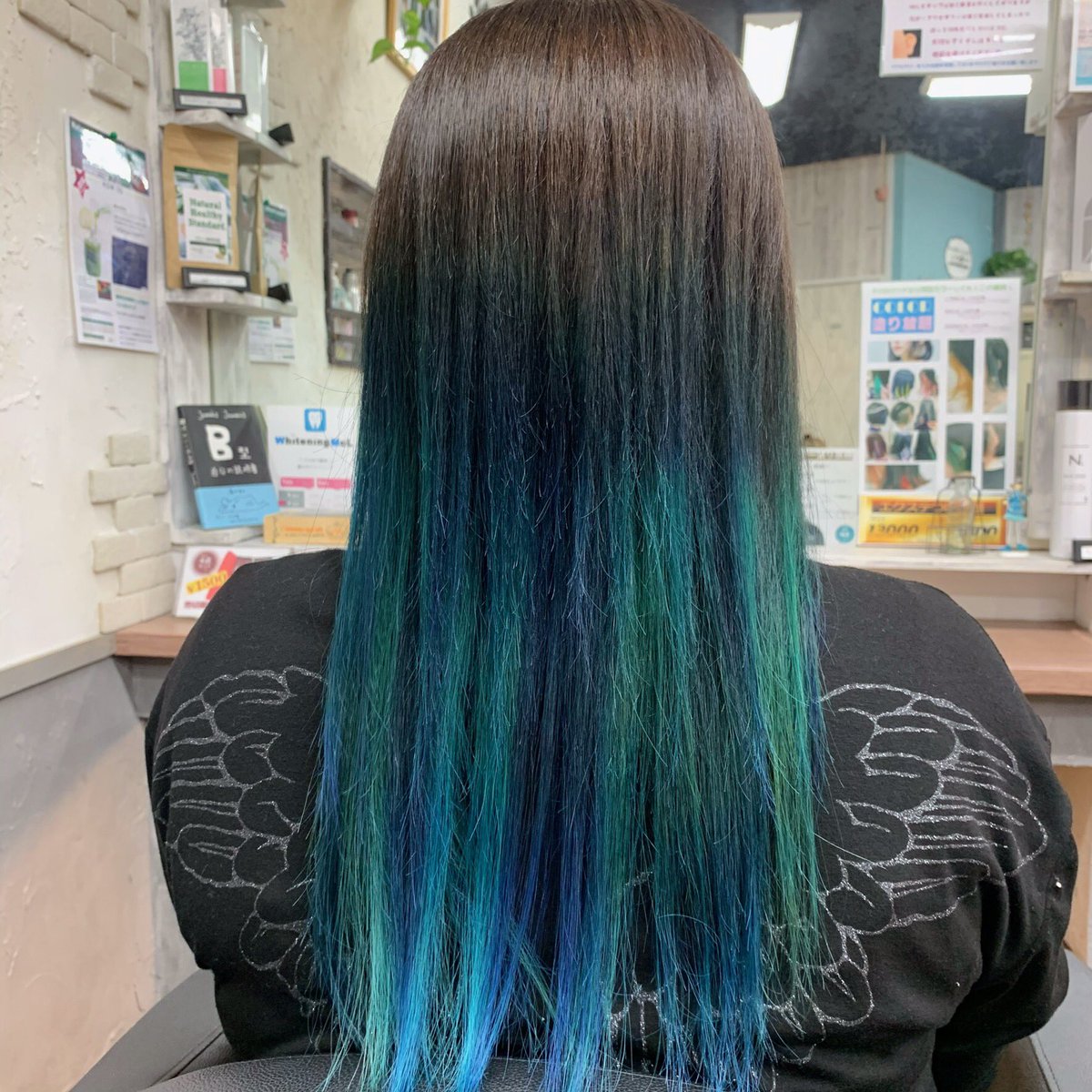 美容室mcl 毛先にかけてのグラデーションカラー ブルーとターコイズブルーをランダムに入れたとっても素敵なカラーです 美容室 Mcl Color 上田市 塩田 特殊系 パーマ ホワイトニング グラデーション イメチェン エクステ カット Cut Hairチェンジ