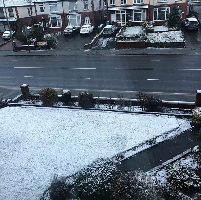 pearsonp69's tweet photo. When your mum wakes you up to tell you it’s snowed.... #imnot7anymore #wishiwas #likeditreally #mum #Manchester ps Southerners, we don’t really count this as snow in the North ❄️ ⛄️🤣 https://t.co/PYqtAETY4r