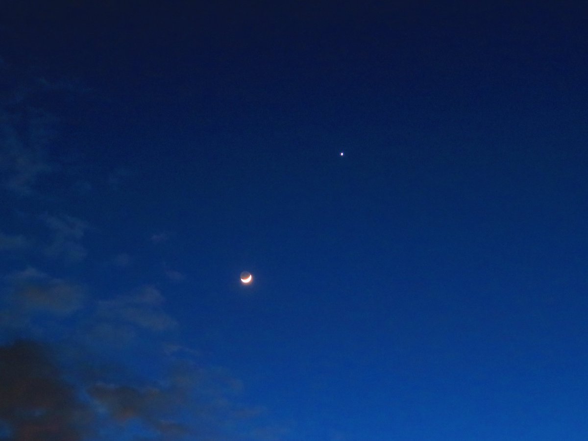 arakencloud's tweet photo. 空がめっちゃ綺麗です．
夜へと向かう薄明の空にはスマートな月が輝いています．月の近くでは金星も美しく輝いています．月の欠けた部分が地球で反射した太陽光に照らされてうっすら光る地球照もよくわかります．ぜひぜひ空を見上げてみてください． https://t.co/q4uvIlgt6N