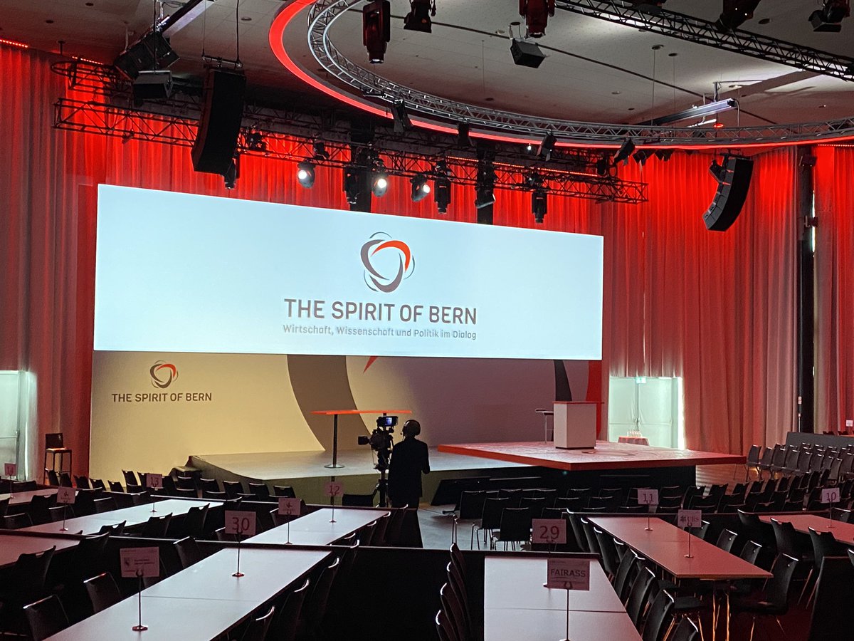So, der Spirit of Bern läuft, das Set-up in der Arena ist hoch attraktiv, die Moderatorinnen sind in Topform, #spiritofbern