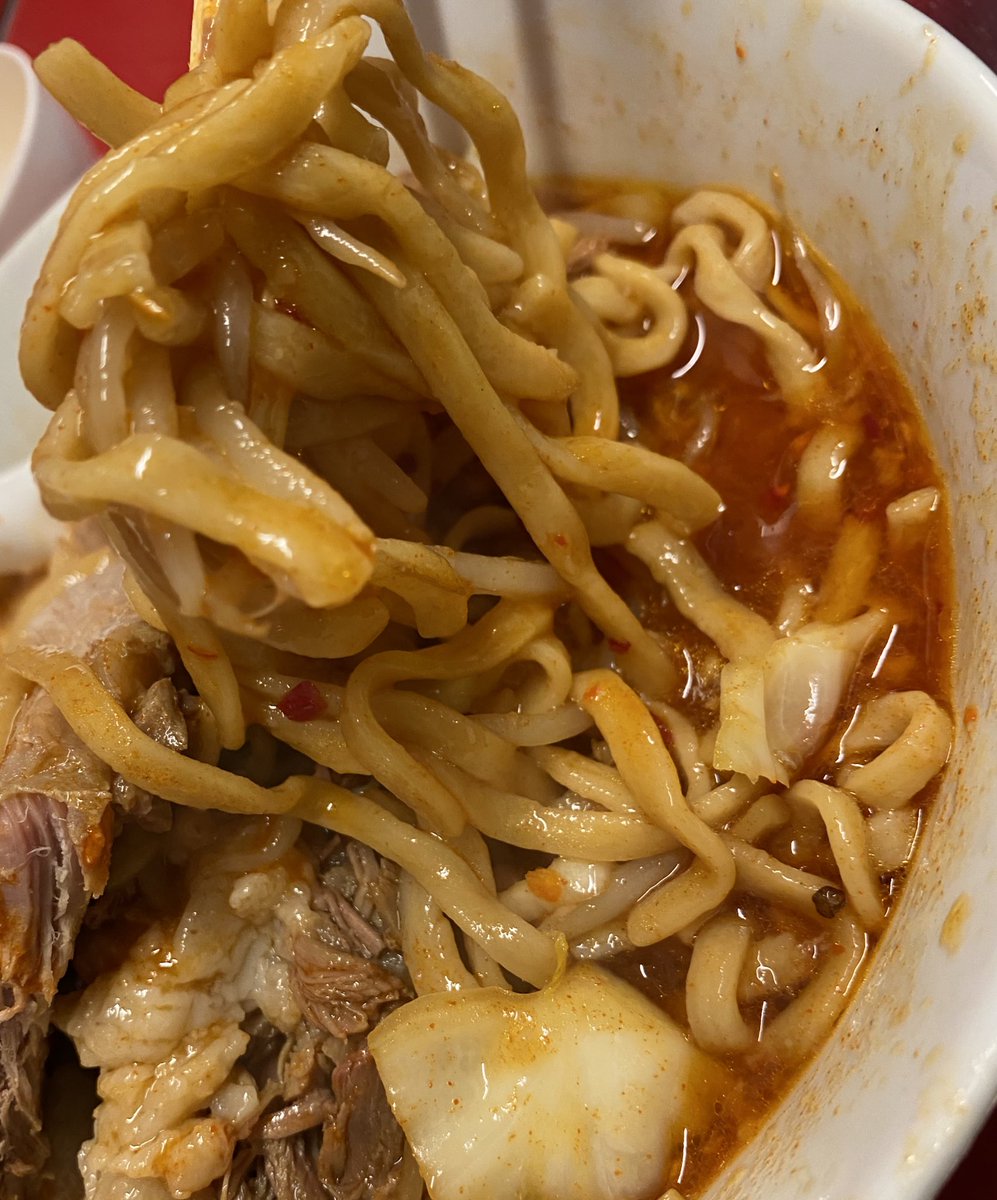 Kana_Momonogi's tweet photo. ラーメン二郎 西台駅前店🍜🐷

①②枚目
ノーマルラーメン(+玉��+ショウガ)
③④枚目
ラーメン(+SK +玉子+ショウガ)

久々に🕴🏻前の豚とはまた違った味染みほろほろ肉が美味しい！そして気になっていたSK!辛いのが苦手な私は会長さんのを少しだけ頂きましたがひと口目で咽せました。辛辛旨辛旨でした。 https://t.co/HCxHpbvJxI