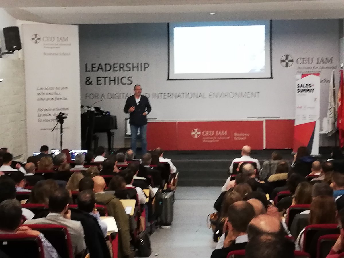 Cuántas cosas puede decirnos una foto, ¿verdad Carlos? En estas, precisamente, podéis ver:
A Carlos Estévez hablando sobre clientes enfadados 😡
A más de 200 personas disfrutando de sus palabras🤩
#salessummit #yovendo20