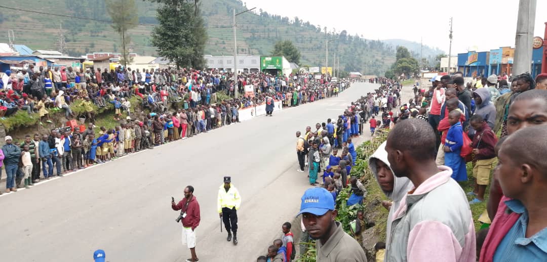 ERxpLYzWAAAaV-B?format=jpg&name=medium