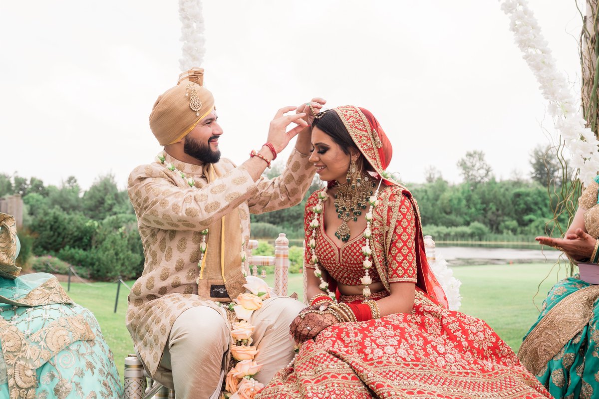 FollowIWS's tweet photo. Shiv and Vaishali's outdoor Canadian Indian wedding looks straight out of a romantic novel. #Indianwedding

https://t.co/lLcNDABuvl https://t.co/ebqC4kT0rF