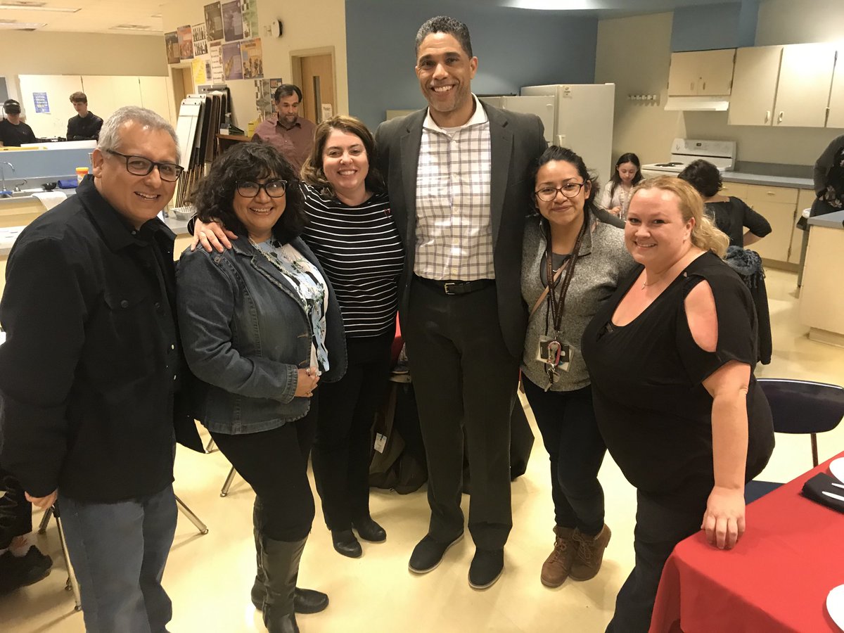 Munoz4Youth's tweet photo. Let me just celebrate the unsung heroes of the ⁦@CommSchools⁩ movement...Parents and Coordinators. Each of you have amazing stories of resilience and perseverance and I’m forever grateful. Can’t wait to see you again at the #RiseUp4Equity Summit ⁦@IELconnects⁩. https://t.co/q0RpwZe0OZ