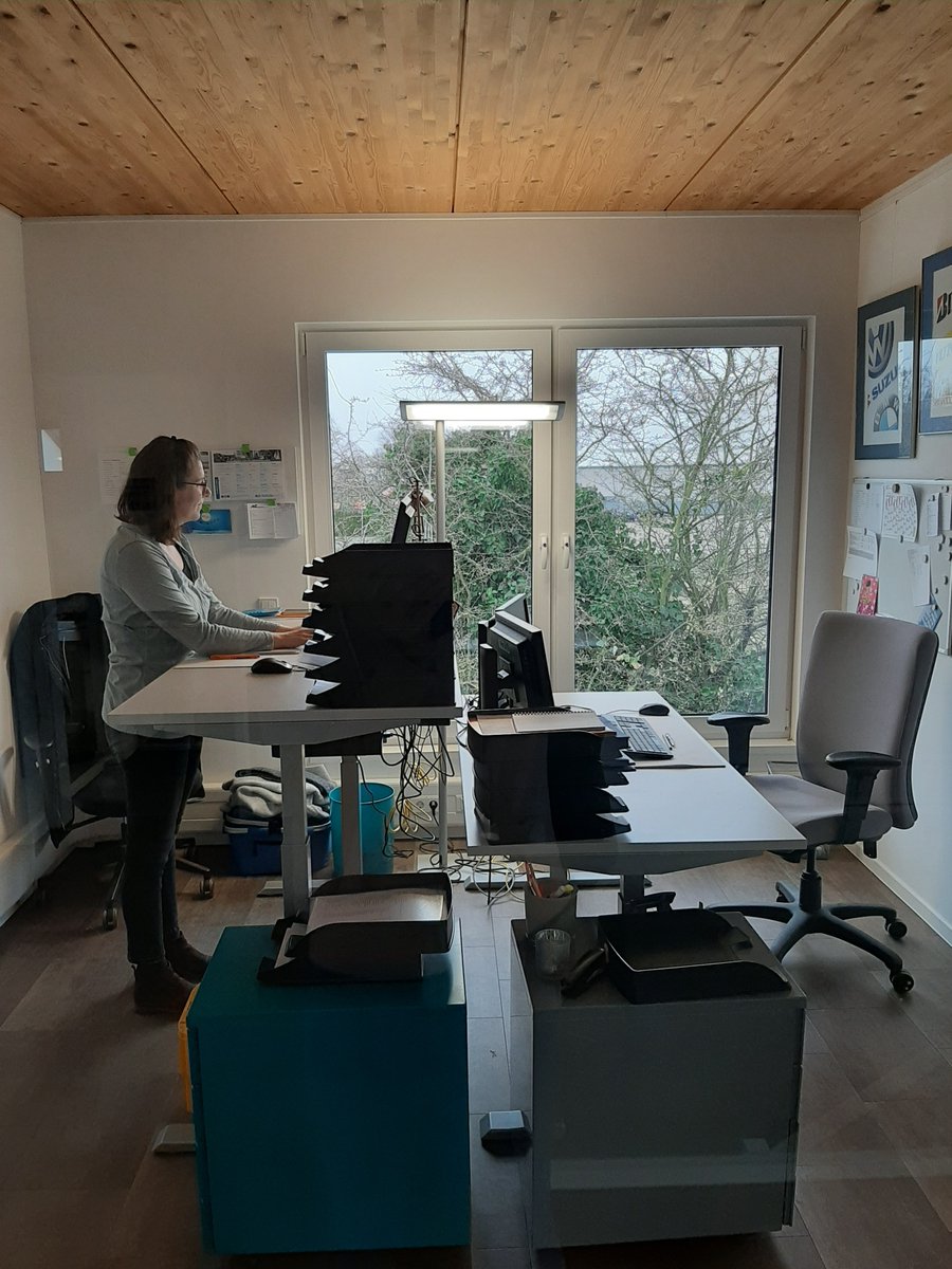 Mediendienste's tweet photo. In Kombination mit ergonomischen Bürostühlen, die das korrekte Sitzen am Arbeitsplatz umsetzen, wird das Konzept für Rückengesundheit abgerundet. 
#ergonomischesarbeiten
#gesunderruecken
#arbeitenimstehen https://t.co/97ikNcg3Il