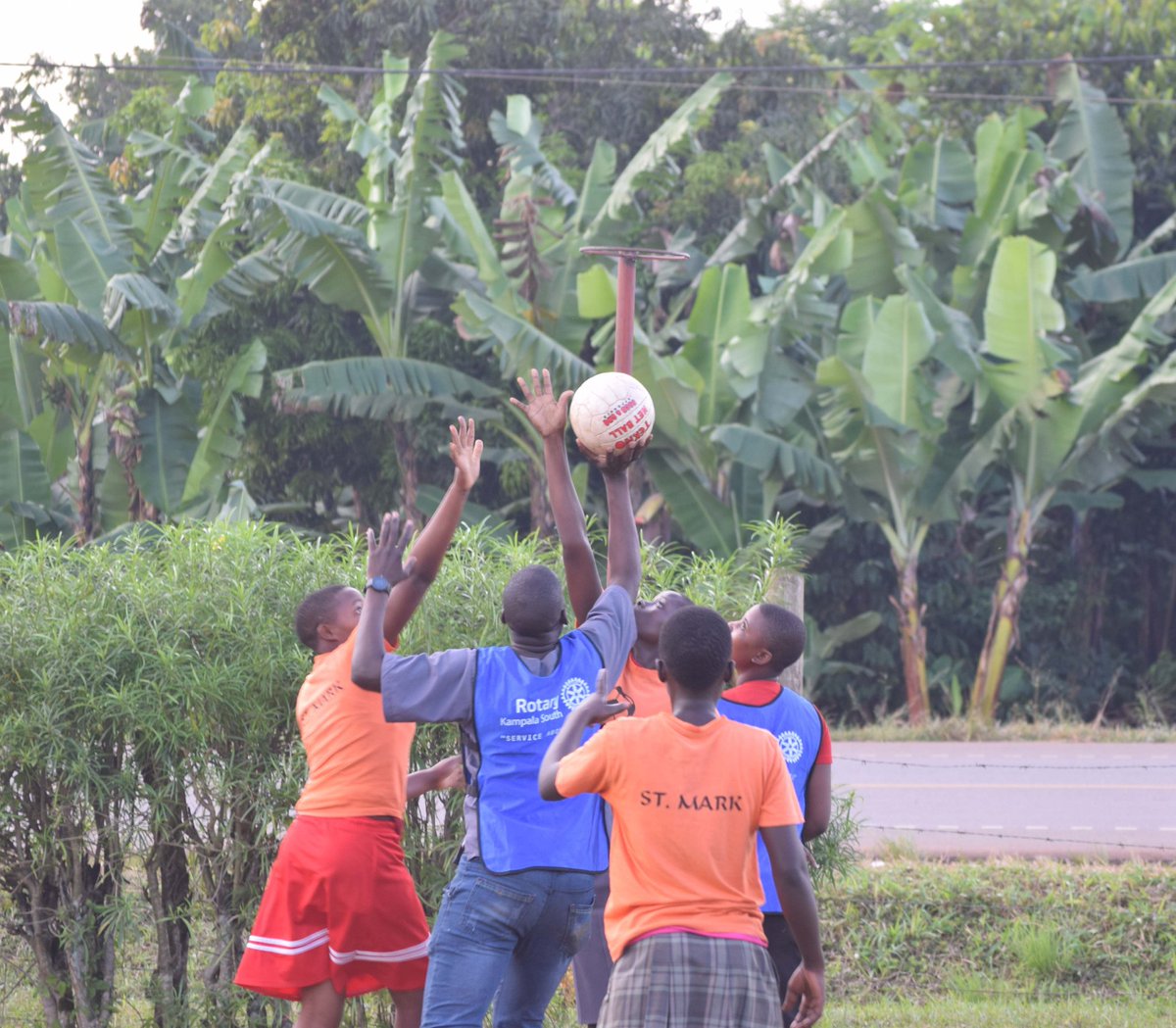 KampalaSouth's tweet photo. Who said throwbacks weren't fun?😎.Let's go back to the day we spent in Kikandwa with the school community&children of St.Mark. #minisportsgala #Cricketlessons #footballgame #netballgame #rotaryclub #kikandwacommunity #Thread 👇 @odagacharles @emmanjuki @gyleofficial @rkkkalungi https://t.co/mo9Yns06d2