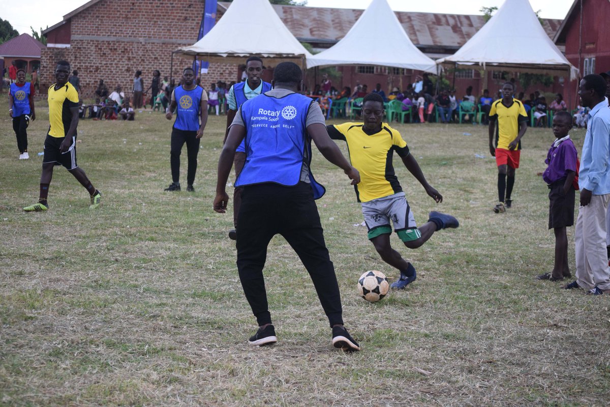 KampalaSouth's tweet photo. Who said throwbacks weren't fun?😎.Let's go back to the day we spent in Kikandwa with the school community&children of St.Mark. #minisportsgala #Cricketlessons #footballgame #netballgame #rotaryclub #kikandwacommunity #Thread 👇 @odagacharles @emmanjuki @gyleofficial @rkkkalungi https://t.co/mo9Yns06d2