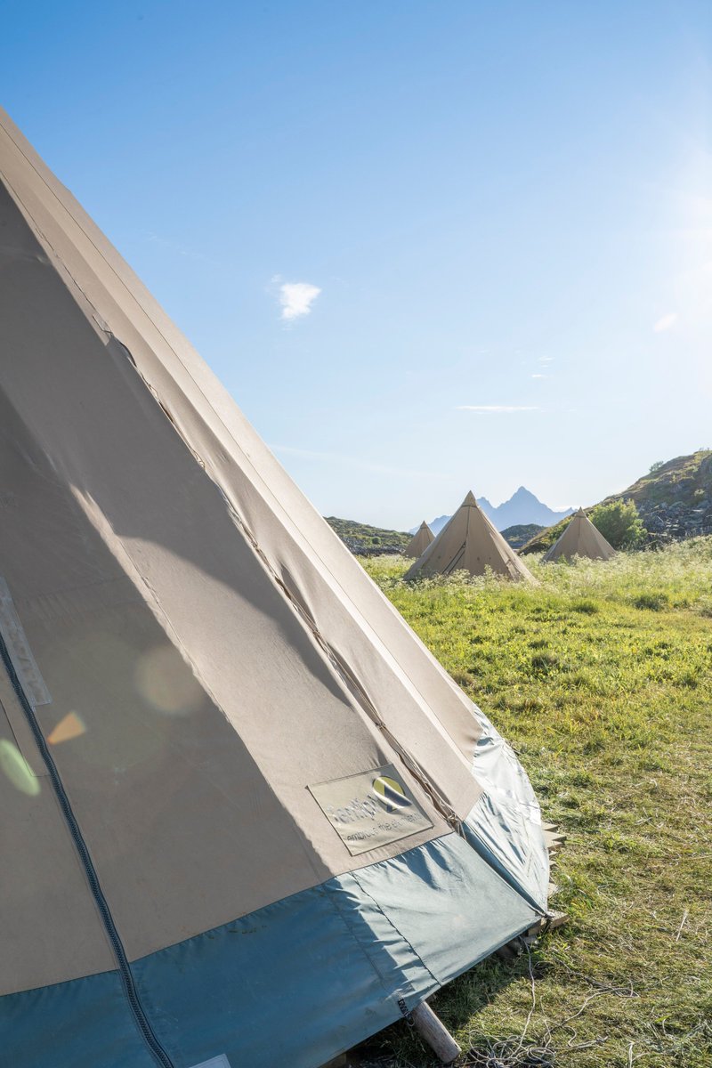 Here's an ultimate away-from-it-all #glamping retreat in #Lofoten for you this summer!

Our glam-camp is located on a #whitesandybeach in #Skrova. 

Hurry &amp; Book a 3-day #beachglamping adventure now: bit.ly/2McpKKT

Beautifully captured by Ismaele Tortella