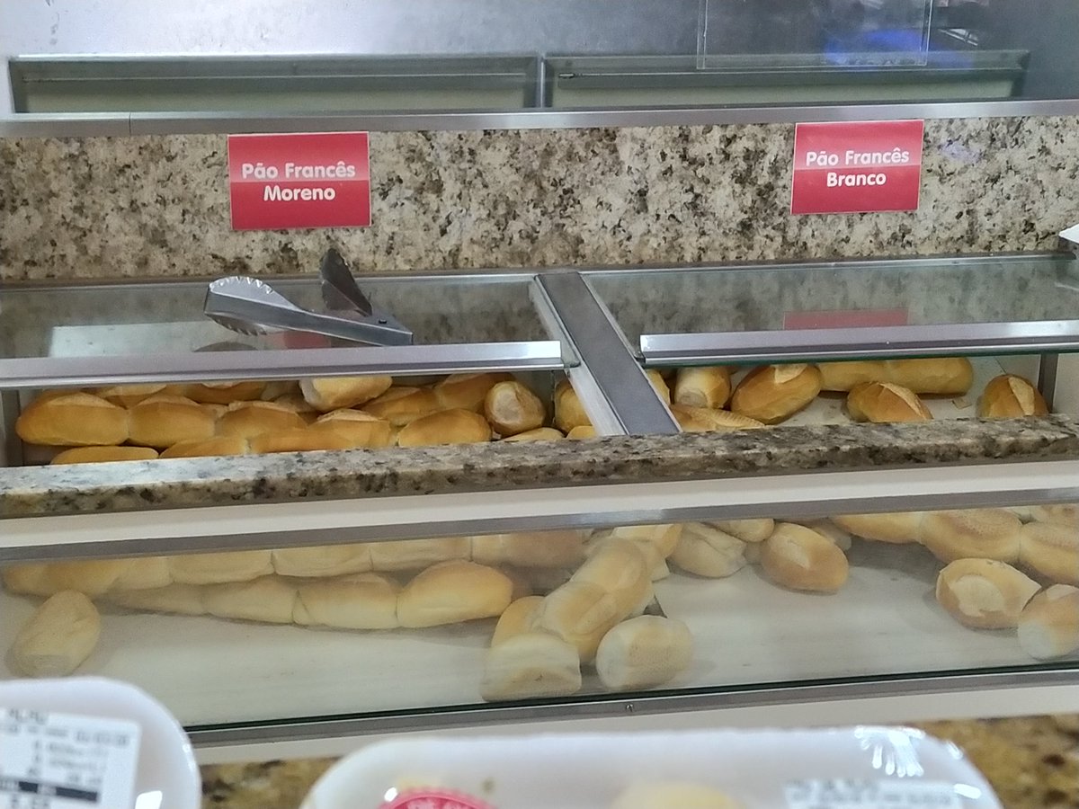 MarcusRamzuk's tweet photo. Saporra logo cedo em Feira de Santana-BA.
Uma das atendentes me relata que está indignada com a sinalização e que alguns clientes pedem o pãozinho "assim da sua cor". Ela, mulher negra, adulta, por volta dos 30 anos.
Rios Delicatessen, queremos providência quanto a esse... https://t.co/runAcjCxMp