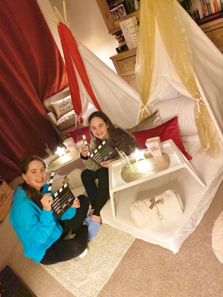 GlamavanUK's tweet photo. • SLUMBER PARTY •
Did you know we can set up a ‘best friends sleepover for 2’
These girls enjoyed a great Movie Themed sleepover with our Red & Gold decor complete with a directors clapperboard 🎞 ❤️💛
https://t.co/96tYXwwrkQ #kidspartyideas #slumberparty #glamavan #movienight https://t.co/ZWqLgwF7Qw