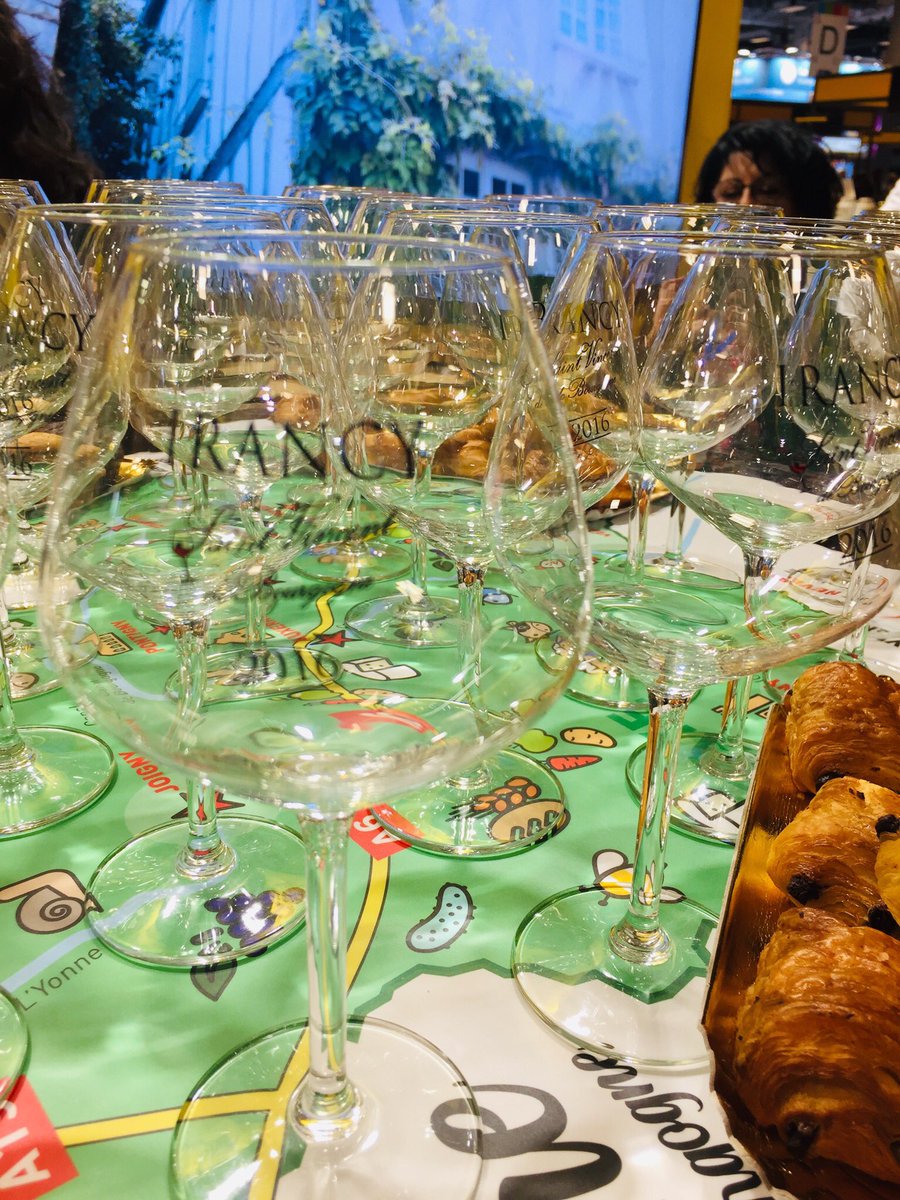 YonneTourisme's tweet photo. En direct du Salon International de l’Agriculture, l’Yonne est présent sur le stand Bourgogne avec @Departement89  pour promouvoir le département et sa gastronomie : #irancy #soumaintrain #miel #lentilles #guedelon https://t.co/lqByYuS4M9