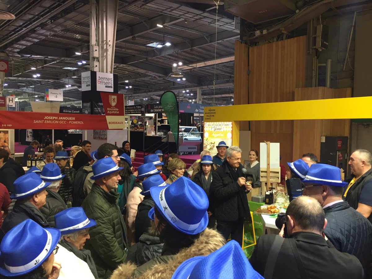 YonneTourisme's tweet photo. En direct du Salon International de l’Agriculture, l’Yonne est présent sur le stand Bourgogne avec @Departement89  pour promouvoir le département et sa gastronomie : #irancy #soumaintrain #miel #lentilles #guedelon https://t.co/lqByYuS4M9