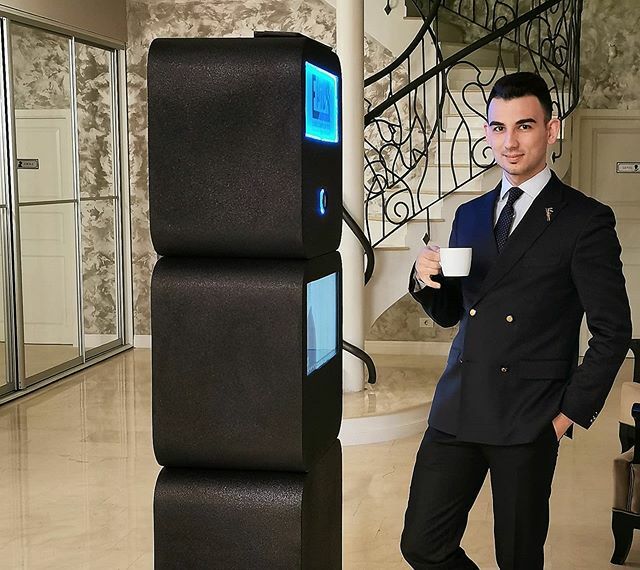 EpicsPhotoBooth's tweet photo. "Asistenți punctuali, prezentabili, la ținuă - potriviți locației și tipului de eveniment" - un aspect ce ne caracterizează și ne aduce aprecieri din partea clienților, dar care ar trebui să fie o normalitate, în rândul furnizorilor de servicii 🙏
.
.
#epics #photobooth #soci… https://t.co/eGFVH7zepc
