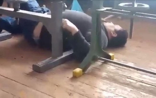 Professor é demitido após levar queda tentando dar aula bêbado; veja vídeo → https://bit.ly/394qZCJ