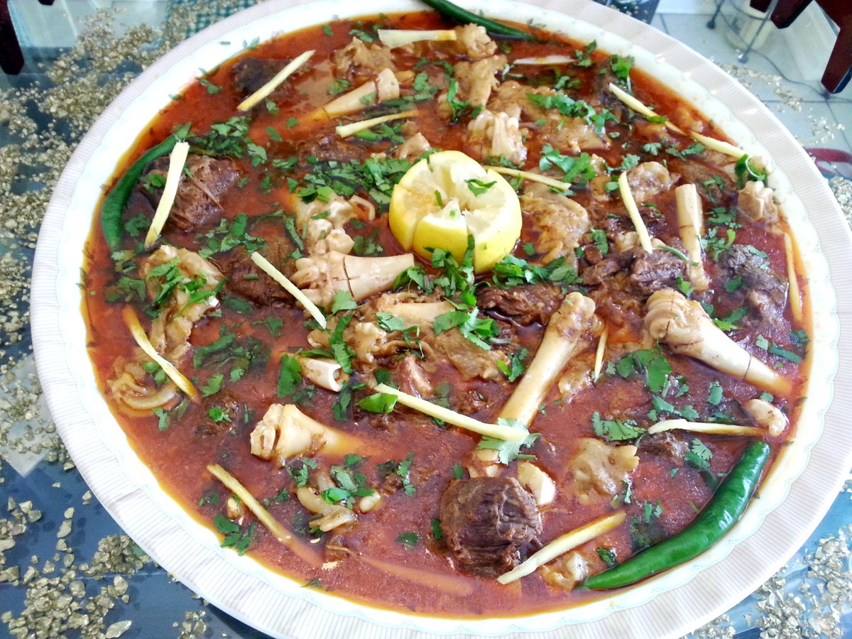 What did the People eat?Besides the traditional South Asian cuisine. Hyderabad is the origin of many famous dishes due to the influences of migrants 1. Pathar ka Gosht (Meat cooked on stone) 2. Haleem (Inspired by Yemeni Harees) 3. Nihari 4. Double ka Meetha (Bread dessert)