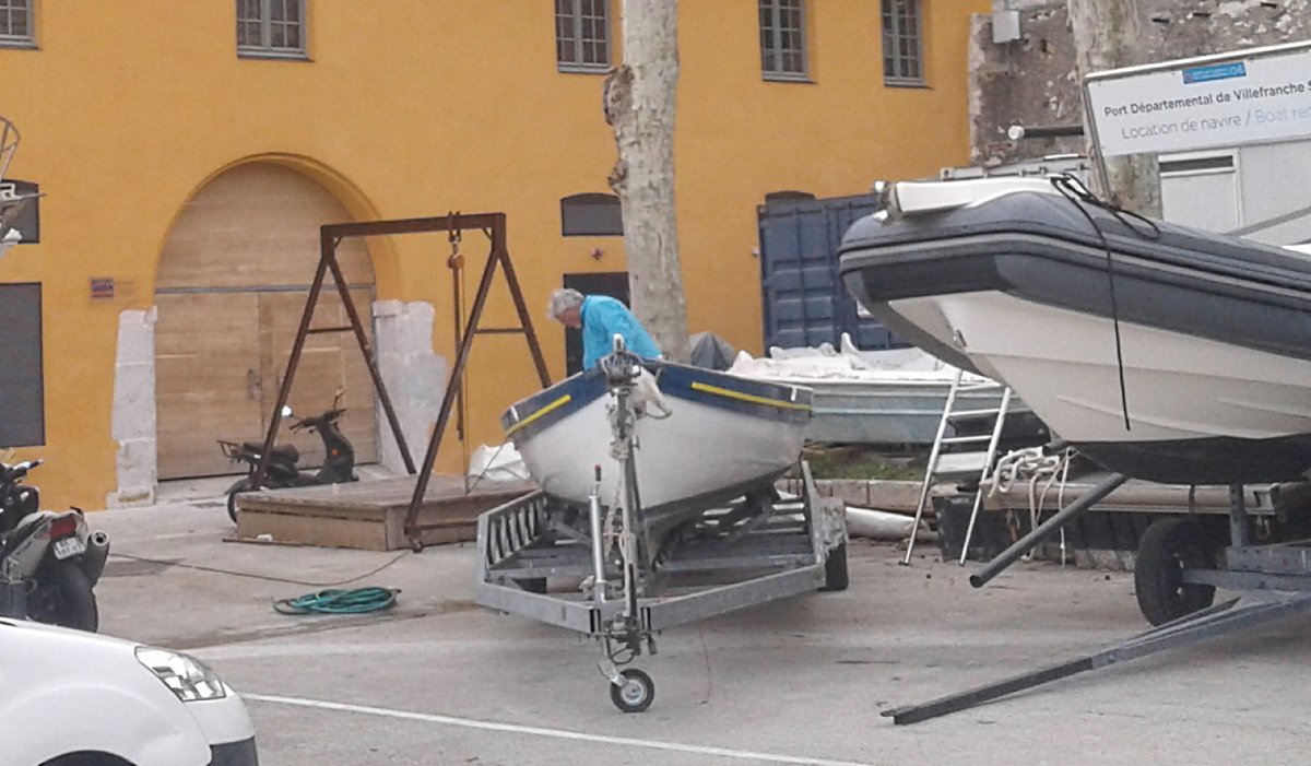 yolevlf's tweet photo. Le carénage de la Yole de #VillefrancheSurMer vient de débuter au port de la #Darse. Il va se dérouler tous les jours jusqu'en fin mars, avant le départ pour #EscaleaSete https://t.co/L1IxbGDQQm