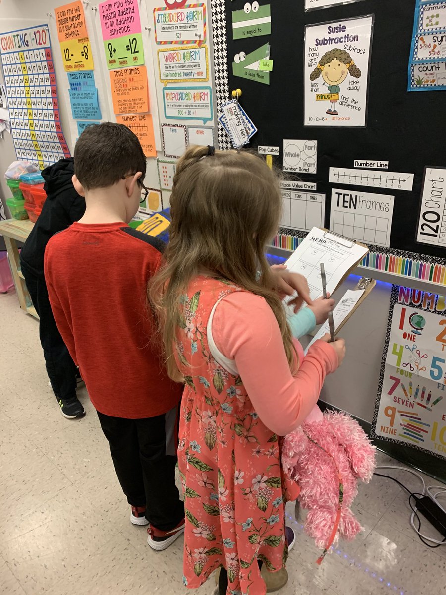 DuelloReed2's tweet image. Word detectives collecting their evidence for their case files and filing it in their memos #duellolearns