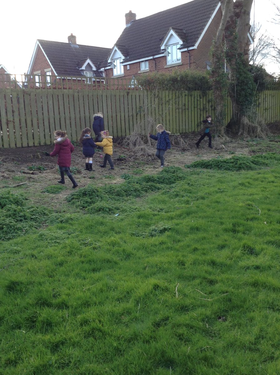 SiggsCEPrimary's tweet photo. Team 2 & Year 3 enjoyed our visit from @WildlifeTrusts. Thank you for teaching us about the names of different leaves that we collected from our school grounds. #SigScience https://t.co/N9DvTGJMfo