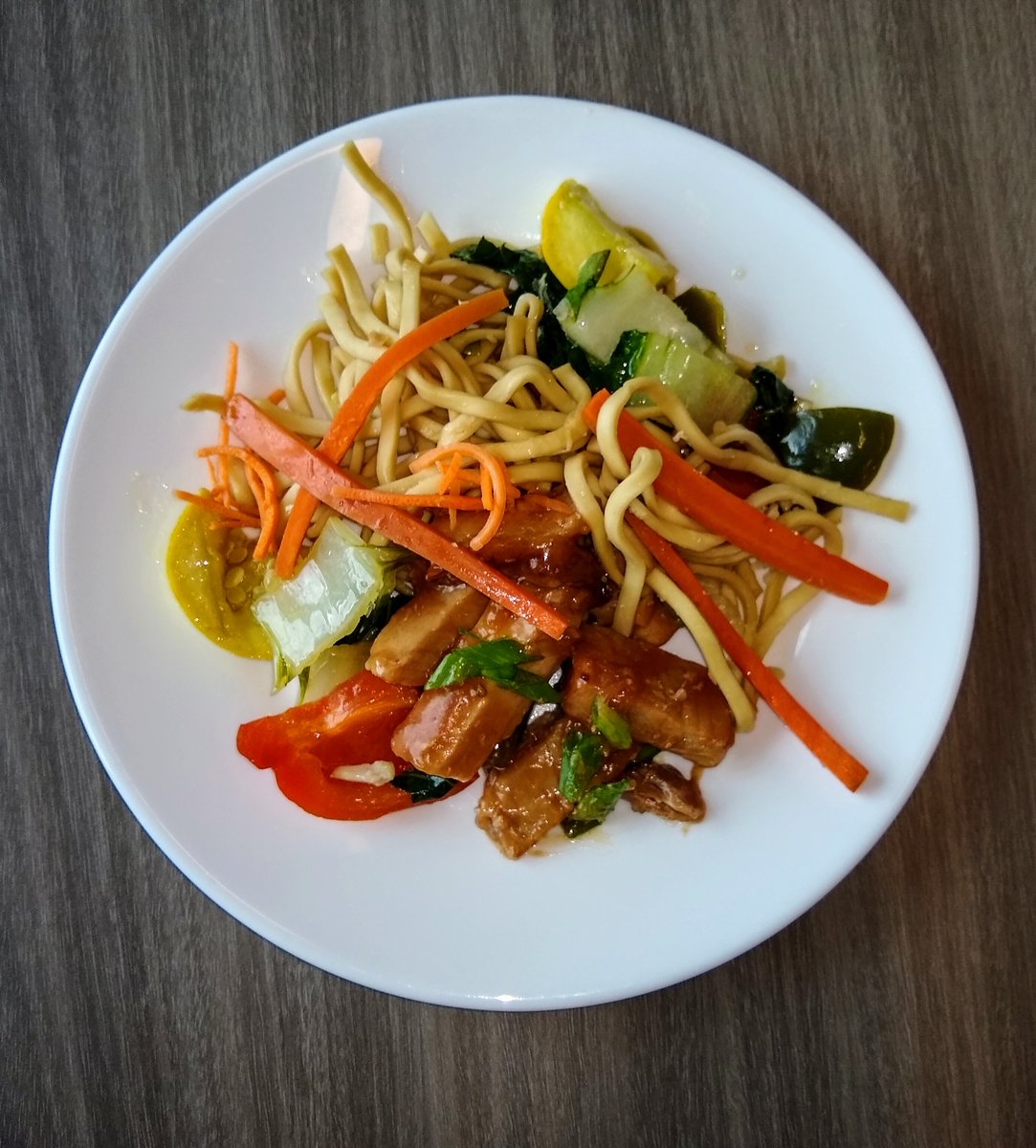 tweetspotBOS's tweet photo. Lemongrass Pork, Roasted Vegetable Medley, and Scallion &amp; Ginger Lo Mein or, "Oops, all delicious stuff!"

#thursdayvibes https://t.co/S43g3aKXGy