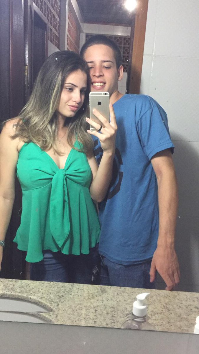stefane1santo's tweet photo. ei mina, o tempo corre enquanto a gente brinda. 🥂❤ @RFragoso00 https://t.co/fBSmt6Xr22