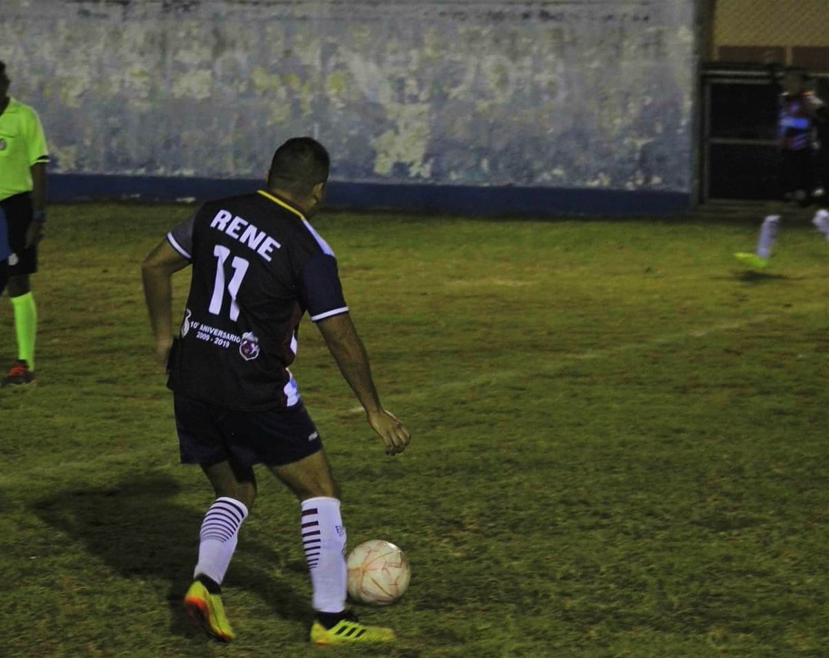 juegosinlimites's tweet image. 7.5
No tengo las nalgas de renato, ni la joroba de cuahutemoc, mucho menos los rizos de ochoa, ni la tengo cómo zague, pero si tengo los tacos de un verdadero campeón y no son de Pastor son #adidas
Un poeta dijo "la vida es un riesgo carnal" un futbolista dice #viviresundeporte