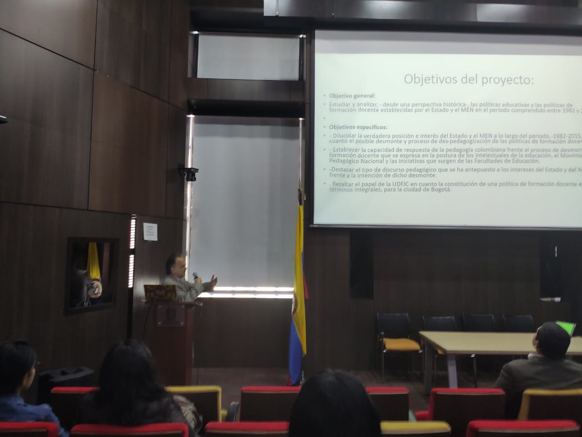 investigacionud's tweet photo. En #Colnvestigacion2020 de @udistrital 
El Doctor Absalon Jimenez Becerra  presenta la socializacion de resultados de investigacion "Pedagogía contemporanea y politicas de formacion docente en colombia, 1982 - 2015" 

  #ColInvestigacion2020 #Udistrital https://t.co/iFjnm5Ocui