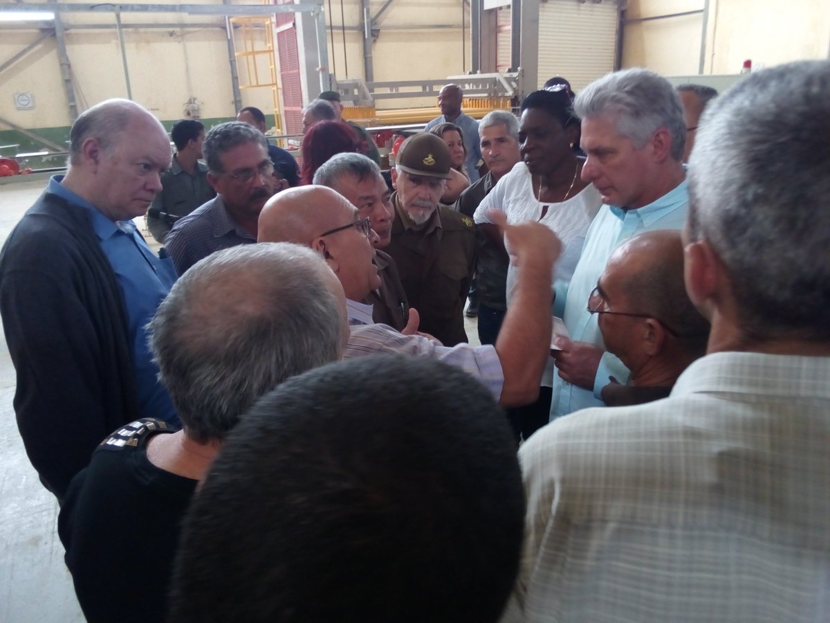 ValdesMenendez's tweet photo. Hasta aquí llegó el Presidente de la República @DiazCanelB, donde durante el recorrido por la instalación, se interesó por el funcionamiento de la fábrica y sus producciones. #HayContinuidad. #SomosCuba. https://t.co/VLZoK4QNR9