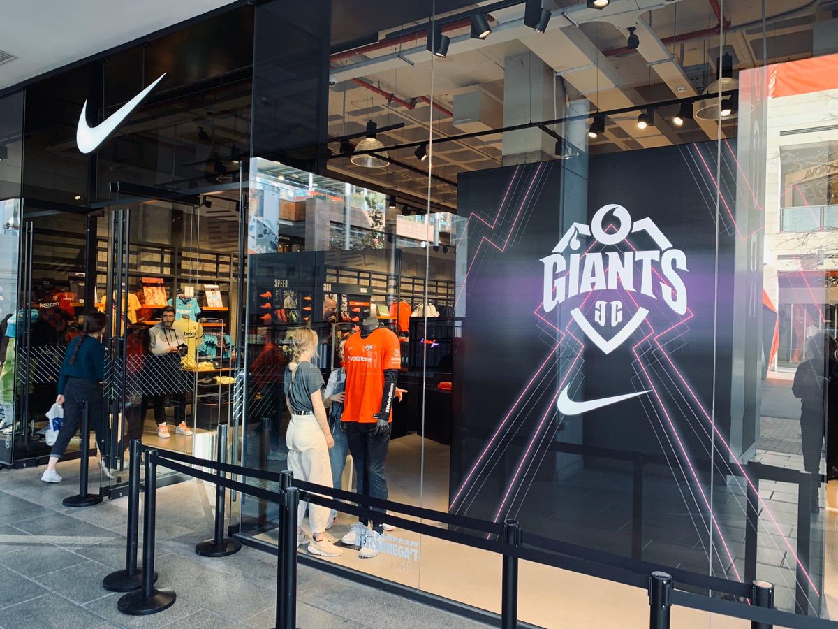 Th3Antonio on Twitter: "Toda mi vida he ido siempre "La Maquinista", un centro comercial de Barcelona. Pues hoy a 18:30 se estrena en la tienda @Nike junto con @GiantsGaming la