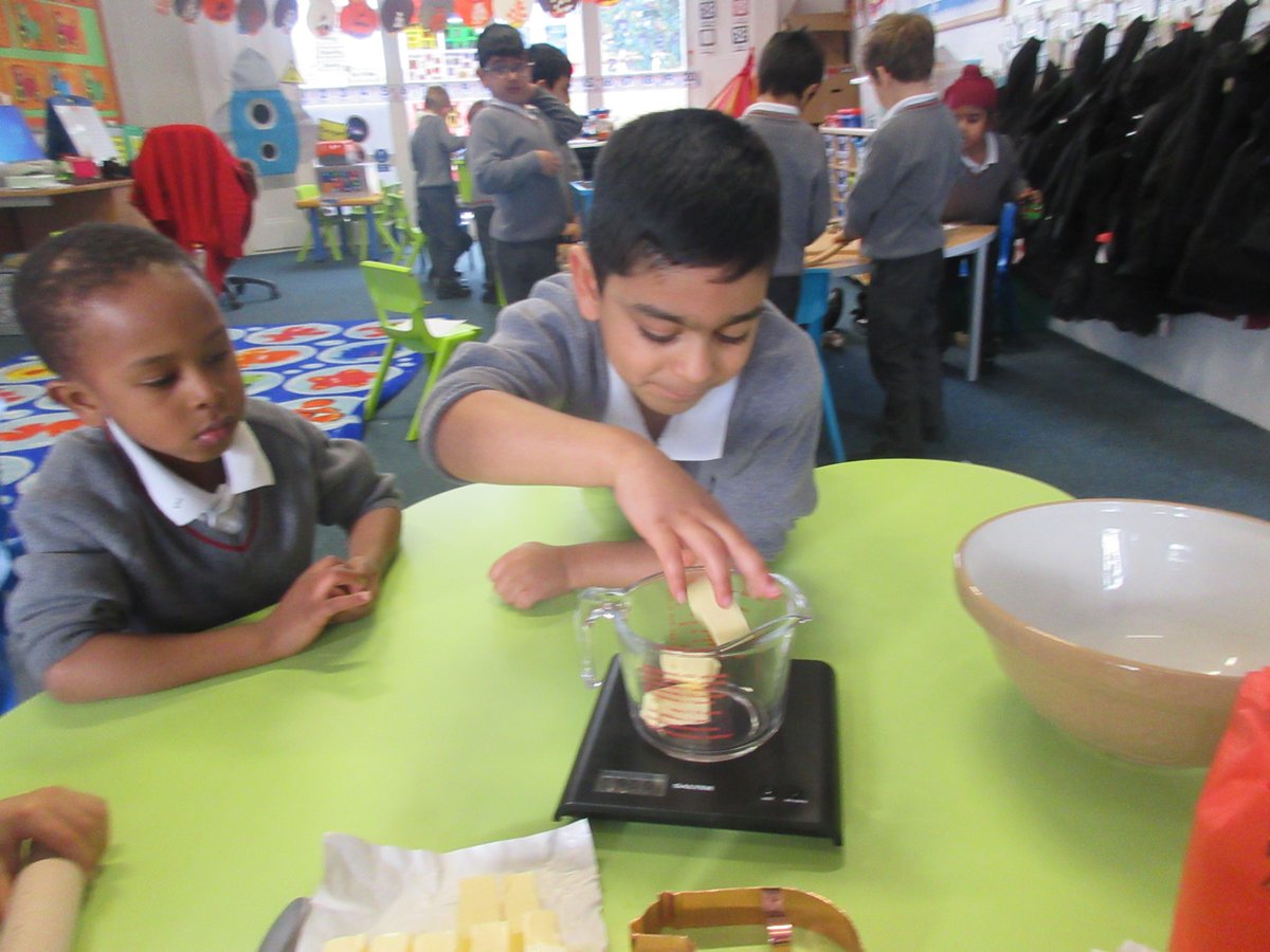 TheMallPrePrep's tweet photo. This week has been Bear week 🐻 in Reception. We began the week by reading Biscuit Bear by Mini Grey @Bonzetta1 which the boys loved! In Literacy they created Biscuit Bear circus posters and this afternoon made their own biscuit bears to eat 🐻🍪  #Lifeinreception #Learningfun https://t.co/ZzqLXexmXd