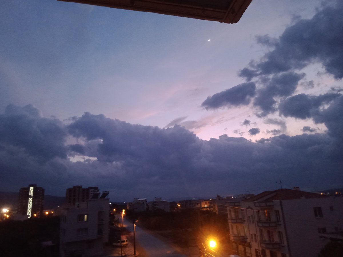 enginal82870710's tweet photo. @DepremBildirimi Akhisar şu an yağmurda basladi https://t.co/5LRl41kmES