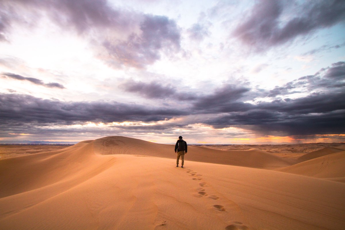Hoy es el primer Domingo de Cuaresma. Nos adentramos en el desierto, la tierra sin huellas. Si nos atrevemos a ir al desierto, al otro lado no está la soledad sino la palabra del Hijo que hace del protagonismo un servicio humilde.
