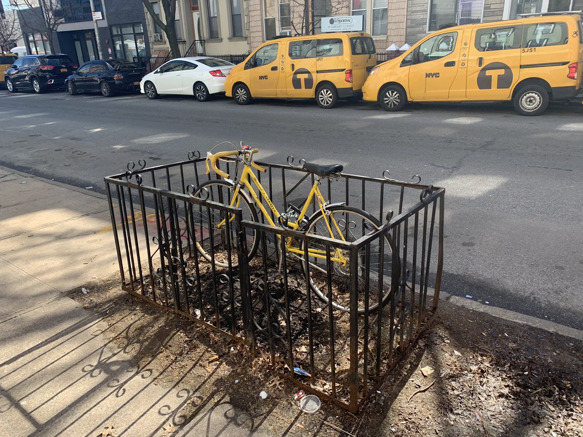 La ville a coupé un arbre dans ma rue, du coup l’espace est récupéré pour accrocher des vélos. 👌 #surmaroute