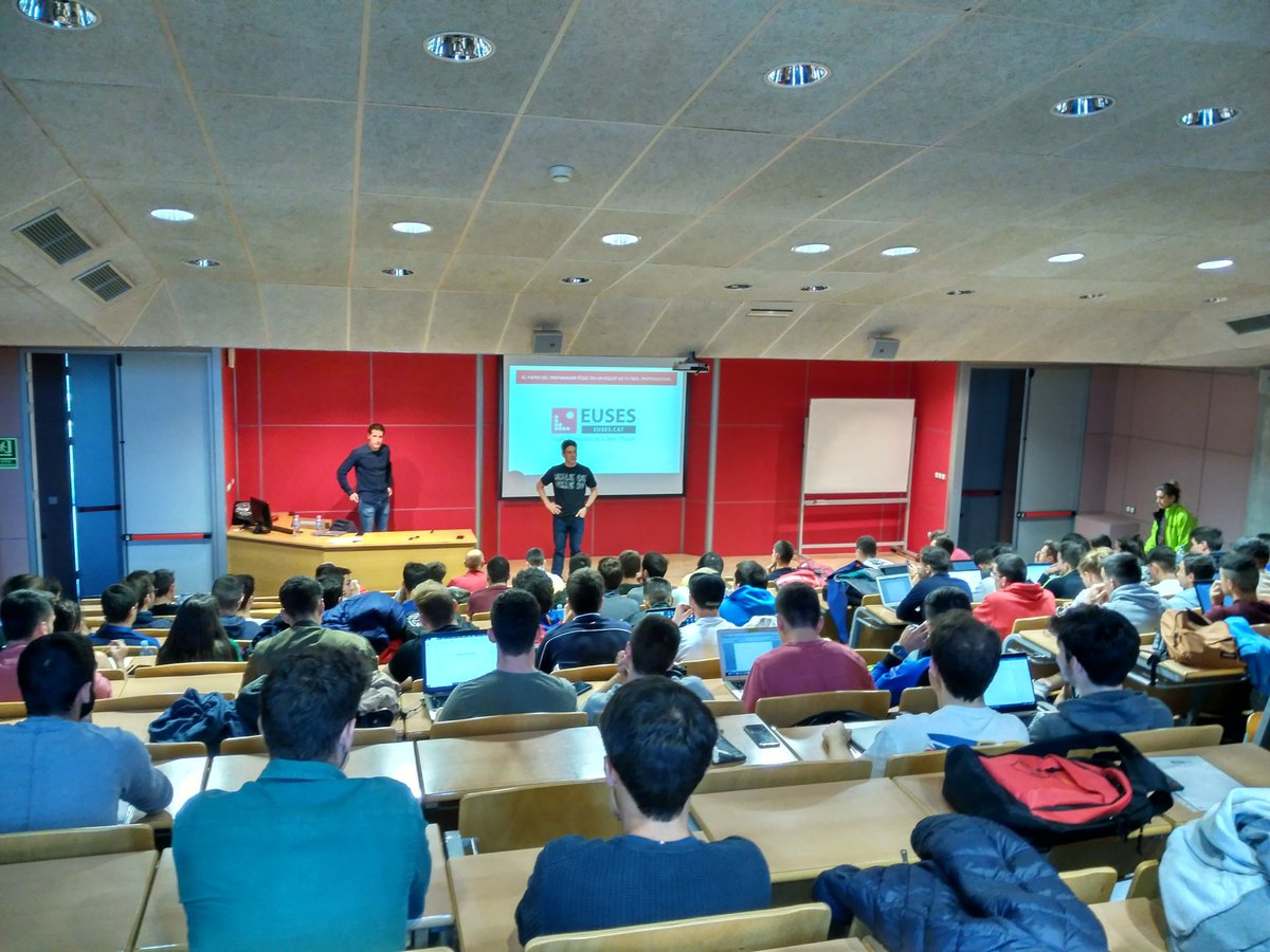 EUSES_Oficial's tweet photo. Comença la xerrada de @j_balci sobre el model, organització i planificació de la preparació física en un equip de futbol professional. Gran acollida entre els estudiants i professionals de l'esport #eusescafe #campussalt https://t.co/vJlkIYpEb1