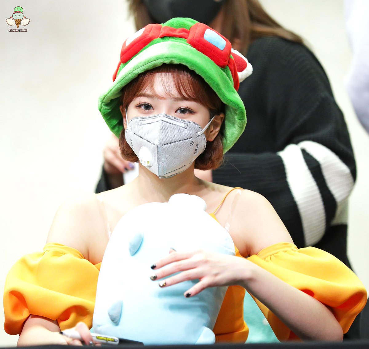 BarChaewon's tweet photo. 200223 FanSign HQ

Congratulations to chaewon For Fiesta's 3rd win！

#fiesta3rdwin
#김채원 #キム・チェウォン
#아이즈원 #IZONE #CHAEWON 
#KIMCHAEWON https://t.co/2BZIEdzRq7