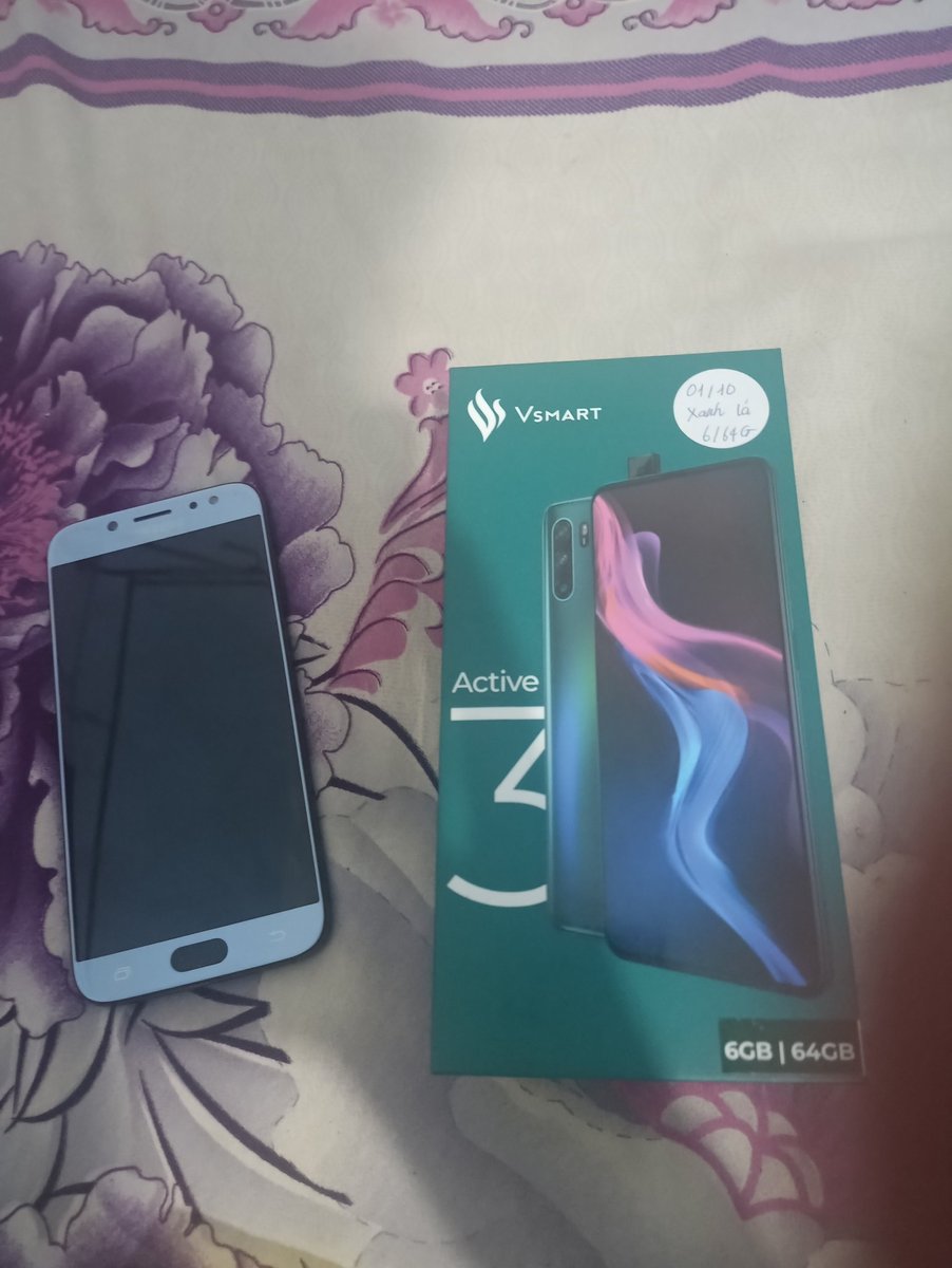 TrangUn6's tweet photo. Điện thoại hàn quốc samsung ư nono tôi đã vứt chiếc điện thoại bên cạnh đi để thay nó bằng hàng việt nam #AppologizeToVietNam https://t.co/LMXLqRG1pj