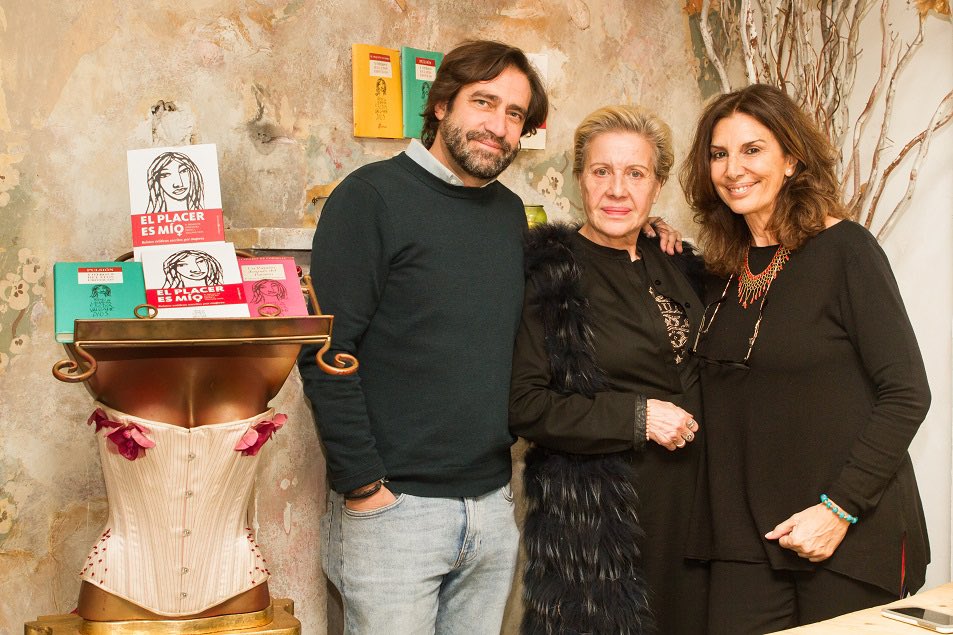 .<a href="/LadyValgame/">bea alvarez</a> , una de las creadoras del Premio de Literatura Erótica Válgame Dios, junto con <a href="/LuisArroyoM/">Luis Arroyo</a>, miembro de nuestro Jurado desde la I edición, y Pastora Vega, presidenta del Jurado de la quinta edición #VPremioVálgame