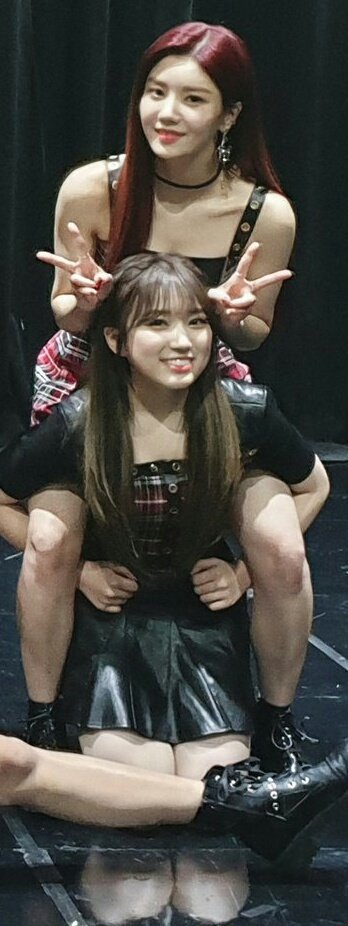 dnoexiste's tweet image. Entienden que EunB está sonriendo justamente porque wiz*one está apoyandoles?? En todas las fotos estaba seria o parecia triste pero joder que está sonriendo 😭❤
#Fiesta3rdWin