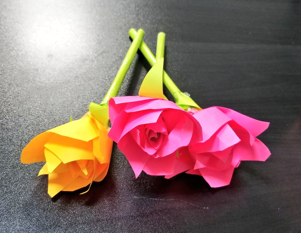 「100均の正方形付箋紙、使い道なくて大量に余ってたから造花作った。適当に切って重」|ちくまサラ@7y&3yのイラスト