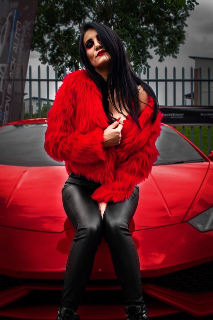mphbabe_'s tweet photo. When in doubt wear red! 👠❤️💄🏎

#red #cars #supercars #ferrari #fur #speed #mph #photoshoot #fun #shootday #racing #racecar https://t.co/CbvMqQtzAq