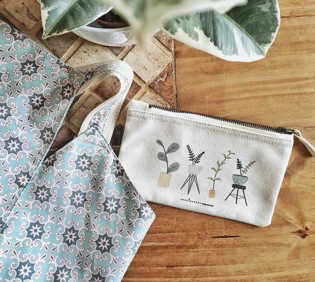 imaginaran's tweet photo. Las #plantas son #vida 🌿. Confieso que yo he sido bastante #mataplantas pero de un tiempo a esta parte estoy reconciliándome con ellas y cada vez nos llevamos mejor 😊
A mi nuevo bolso le va genial el #neceser de plantitas y yo feliz como una perdiz -… https://t.co/9ue7UvRniu https://t.co/itJSlLeHg6