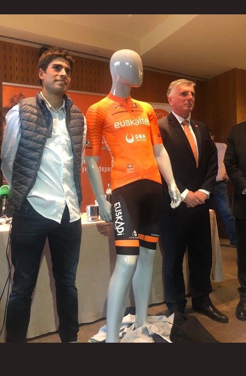 #BizarradasCiclistas Bahrein Y Euskaltel trabajando en la Itzulia para su jefe; Mikel Landa. Puede haber Bizarrada mayor?