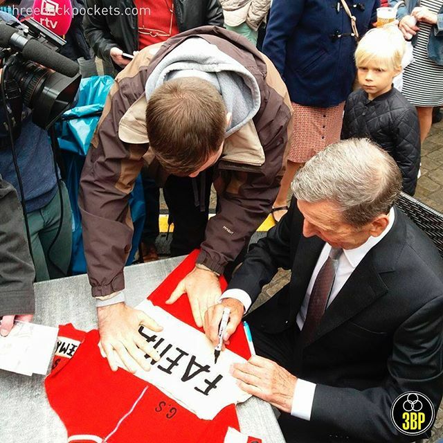 ThreeBackPocket's tweet image. A little taste of things to come...
-
The Maestro meets the Emperor, this is what it’s all about 👌🏼 Collector @jsprdd88 of the @edegemcyclingattic meets the Belgian cycling legend Rik Van Looy to get his very own 1960 Faema team jersey brought back to hi… ift.tt/383TyyX