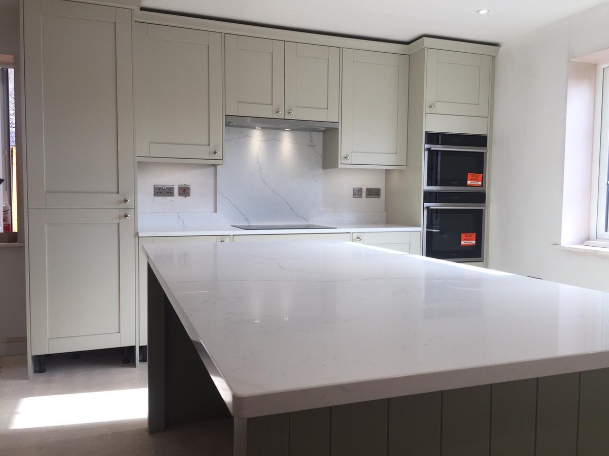 homesbystirlin's tweet image. If you didn't see it on our Instagram stories yesterday, here's a sneak peek of the kitchen in our last available 5 bed Wickenby home on Lodge Lane! 🍴

Like if you've got serious kitchen envy! 😍

See details of this property 👉 bit.ly/TheWickenby

#5bed #kitchendesign