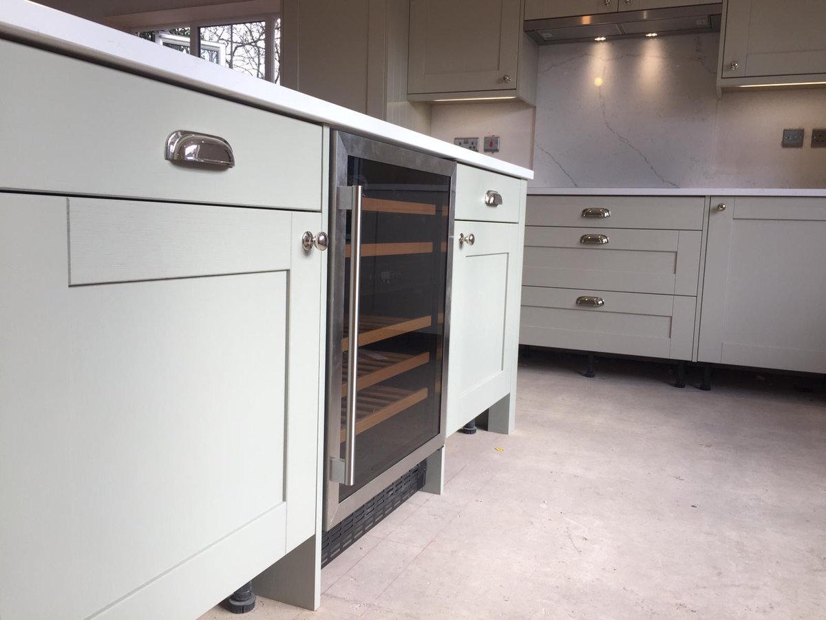 homesbystirlin's tweet image. If you didn't see it on our Instagram stories yesterday, here's a sneak peek of the kitchen in our last available 5 bed Wickenby home on Lodge Lane! 🍴

Like if you've got serious kitchen envy! 😍

See details of this property 👉 bit.ly/TheWickenby

#5bed #kitchendesign