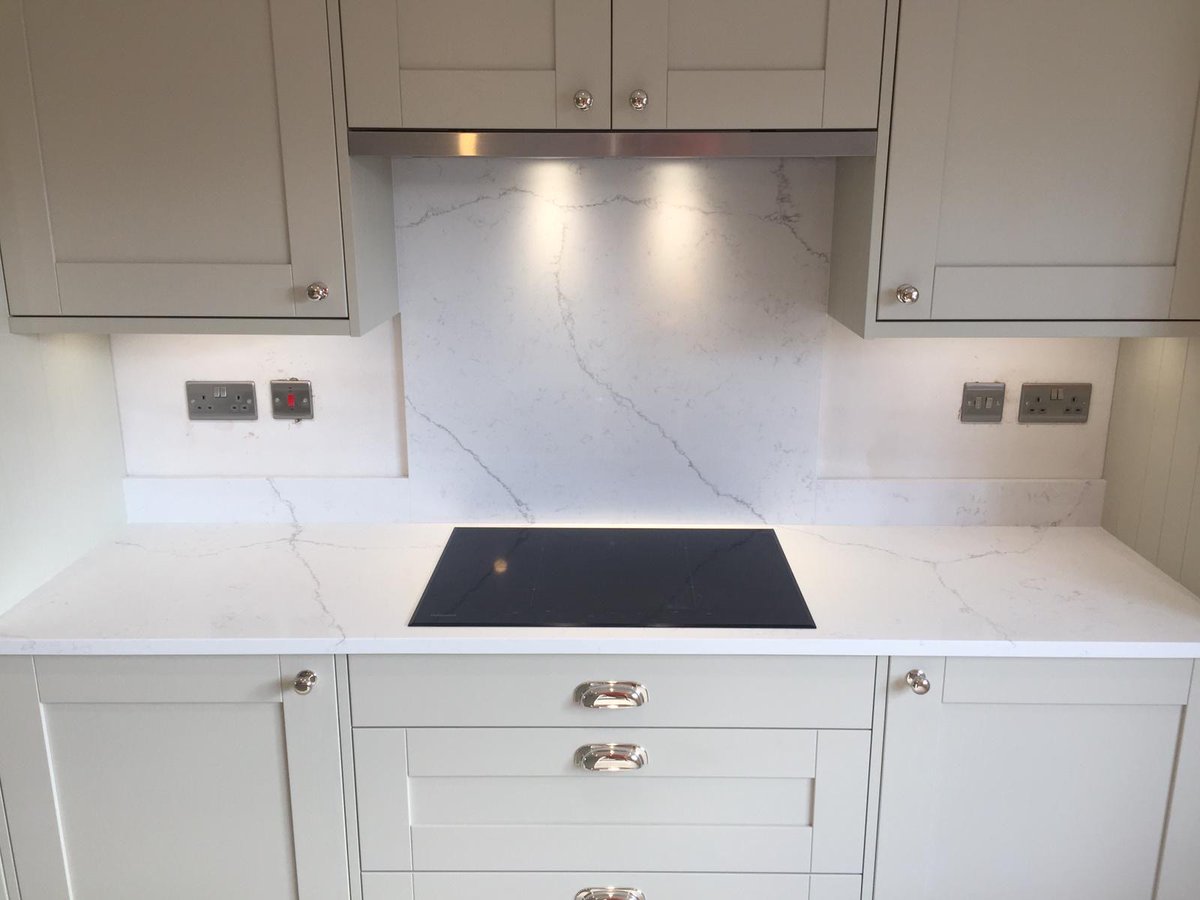 homesbystirlin's tweet image. If you didn't see it on our Instagram stories yesterday, here's a sneak peek of the kitchen in our last available 5 bed Wickenby home on Lodge Lane! 🍴

Like if you've got serious kitchen envy! 😍

See details of this property 👉 bit.ly/TheWickenby

#5bed #kitchendesign