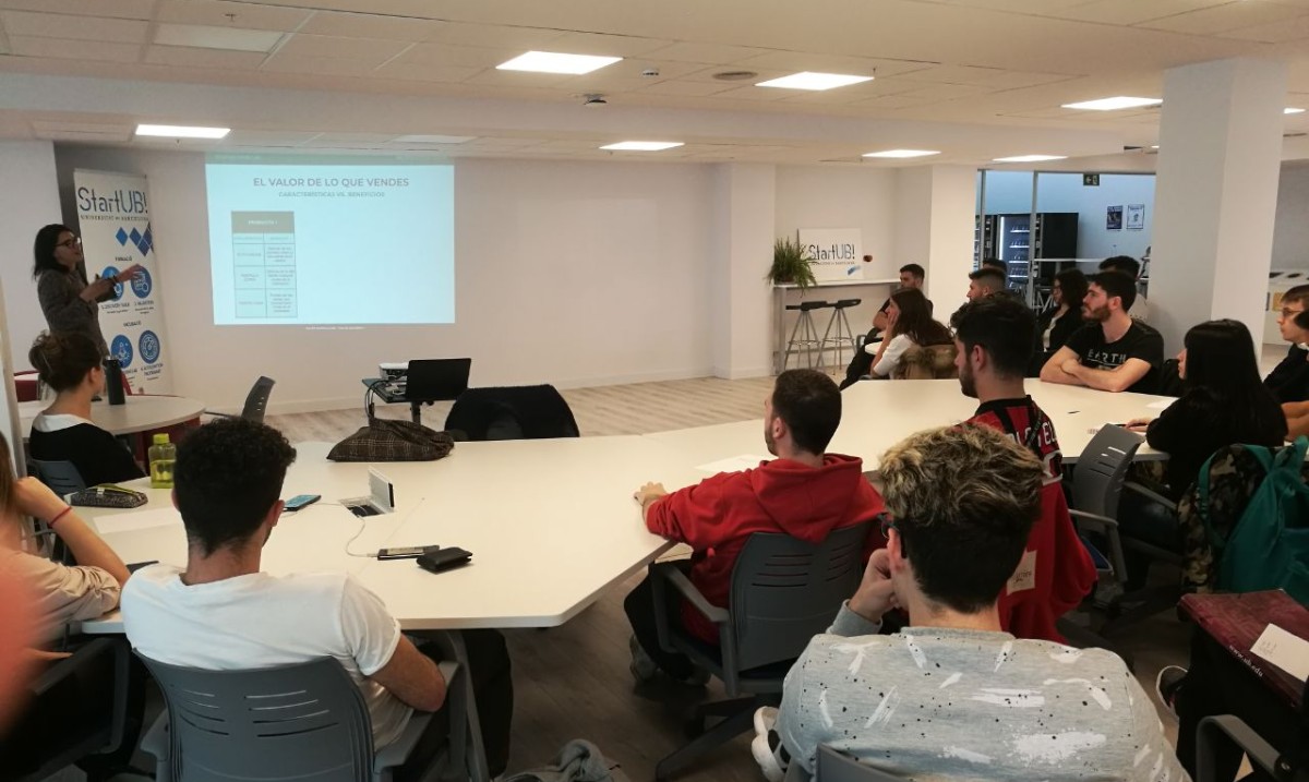 start_ub's tweet image. ✌️Tercera sessió del #BusinessModelLab, centrada en #ValueProposition. 

➡️Saps que el teu projecte és genial, però el saben els teus clients potencials? @LuciaHorvilleur ens parla d&apos;això i d&apos;altres coses.

📍StartUB!Lab