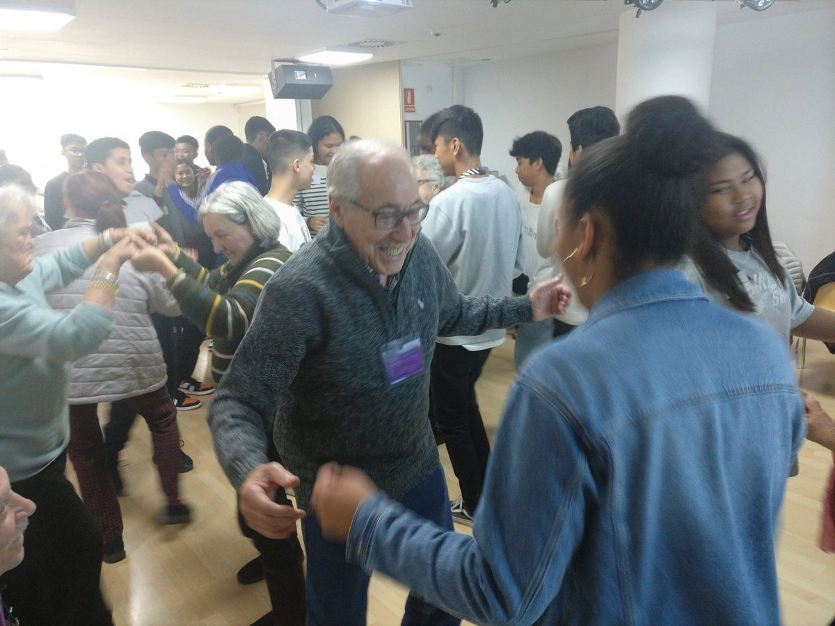 TotRaval's tweet photo. L'Escola de Salut per a Persones Grans del #Raval s'ha omplert d'alegria i bon rotllo de la mà de l'alumnat de 3er d'ESO de l'@Escolalaboure, que ha fet de la música l'eix vertebrador de la sessió d'avui. #salut #projecteICI #CAPDrassanes #CAPLluísSayé https://t.co/GT7Oe2bvCX